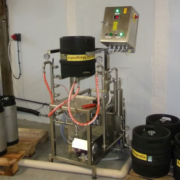 Beer Filling into kegs CBS